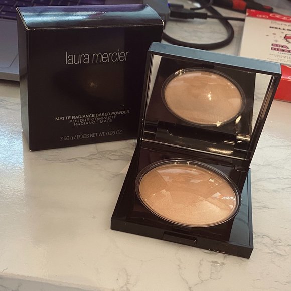 Laura Mercier Matte Radiance Powder Highlighter - Picture 2 of 5